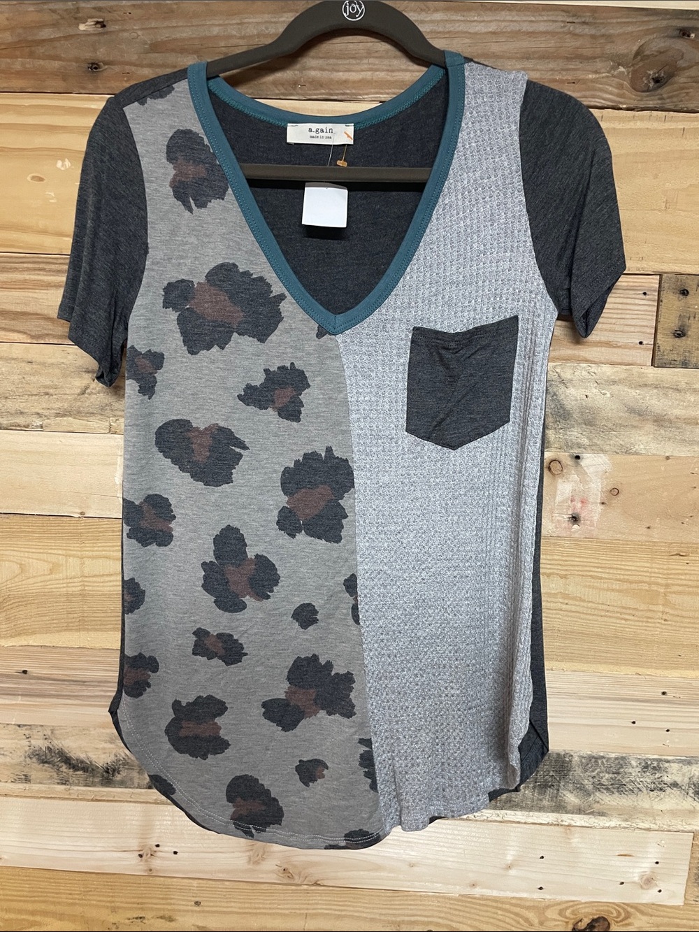 A.Gain size S Gray with Cheetah Print V-neck Waffle Knit Soft Short Sleeve Top